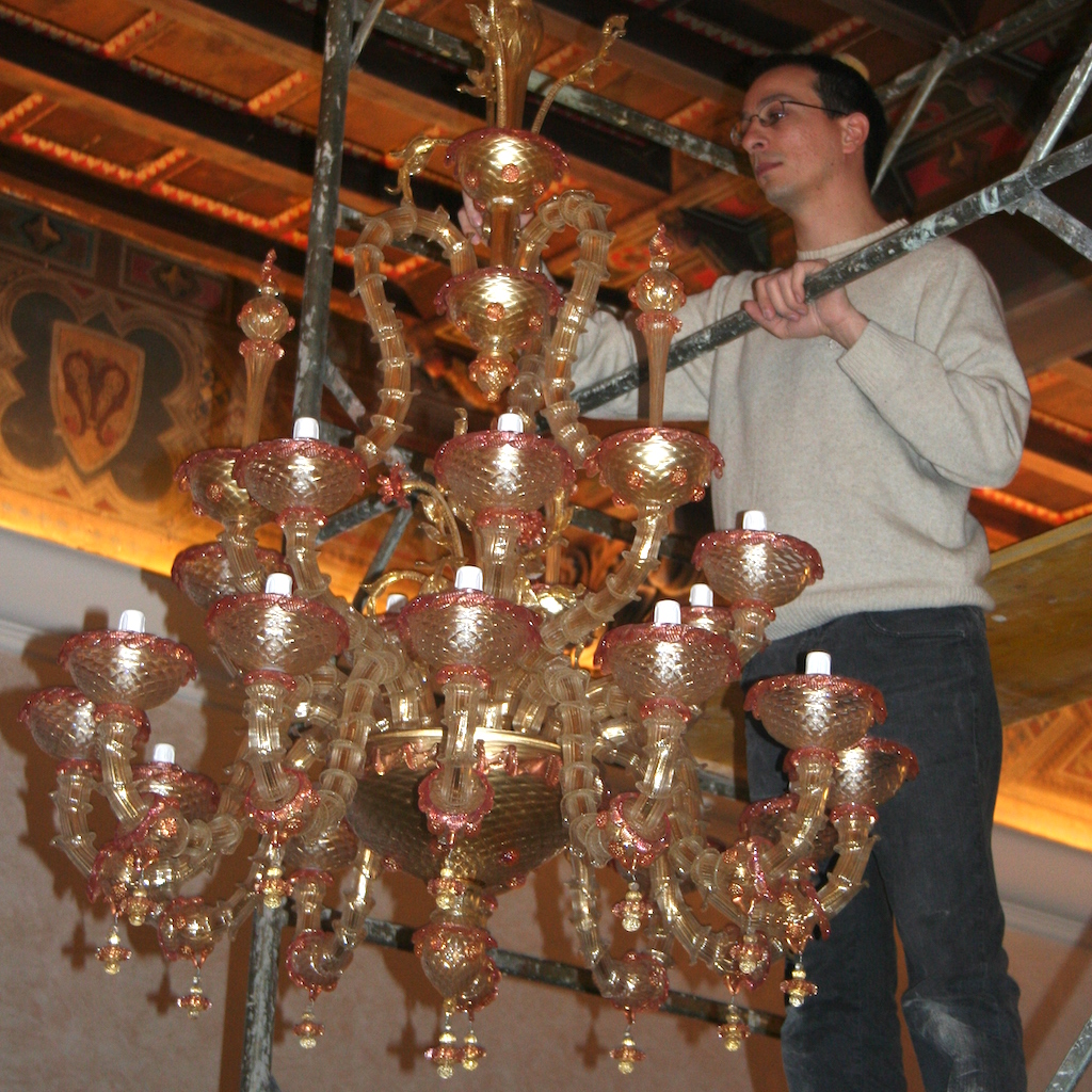 Alessandro Carrara montaggio lampadario Ca' Rezzonico